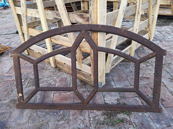 家のための古代Buidingの装飾的な開拓された金属の窓枠の鋳鉄