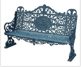 旧式な様式型の鋳鉄のベンチの銅の錆の庭の鋳鉄のテーブルそして椅子
