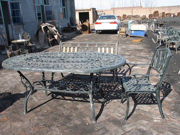 外気のバルコニーの中庭の鋳鉄の庭のテーブルおよび椅子の現代余暇