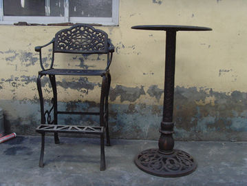 家の装飾のための古典的な金属の鋳鉄のテーブルおよび椅子の黒