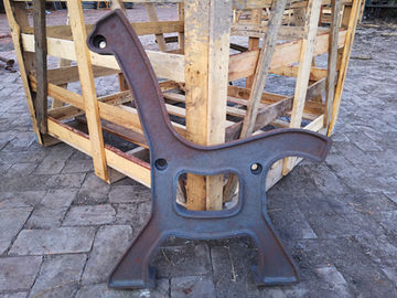 旧式な粉の上塗を施してある鋳鉄のベンチの端および鋼鉄庭のベンチ座席