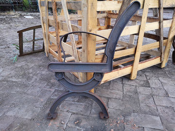 投げられた金属の庭のベンチのための木製のスラットが付いている旧式な鋳鉄の庭のベンチの足