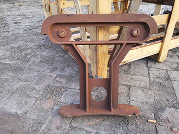 控室のベンチの座席に使用する合板の鋳鉄のベンチの端