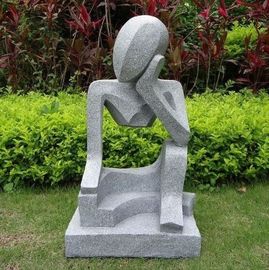 庭のために切り分けられる専門の小さい現代抽象的な石造りの彫刻手