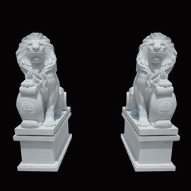 白い庭の鋳鉄の装飾によって切り分けられる石造りの組動物のライオンの磨かれた仕上げ