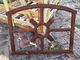 納屋の骨董品固定開いた様式H53.5xW72CMの古い鋳鉄ウィンドウ