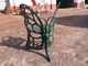 外の錬鉄のテーブルおよび椅子の旧式な緑の蝶様式