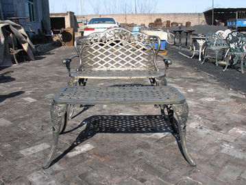 旧式な青銅色色の鋳鉄屋外の食事セットが付いている現代鋳鉄のテーブルそして椅子