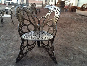 古典的なヨーロッパの鋳鉄のテーブルおよび椅子のアルミニウム テラスの家具