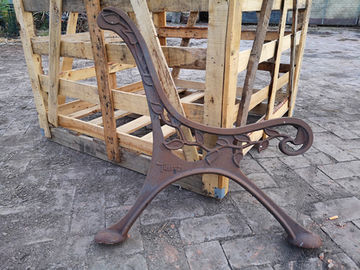 白いテラスのベンチのための方法型の骨董品の錬鉄のベンチ座席端