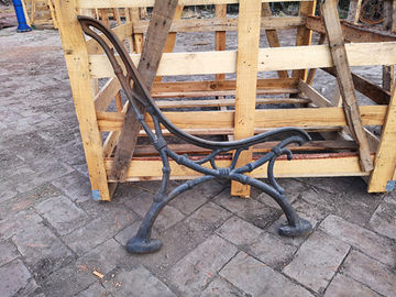 旧式な鋳鉄のベンチの足の座枠のヨーロッパの芸術の設計反老化