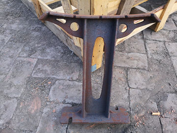 屋外のベンチのあと振れ止めのない木製の旧式な鋳鉄のベンチの足