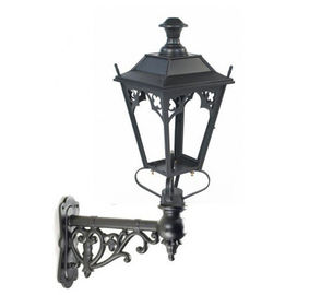 ヤードの装飾のための旧式な鋳鉄ランプのポストの古典的な壁街灯柱